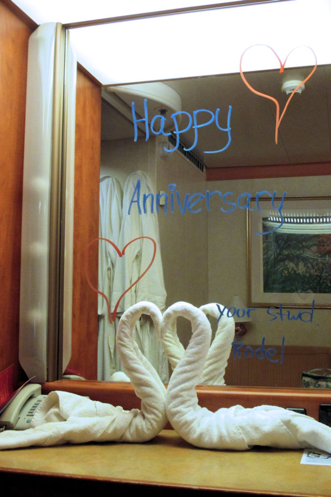 Use your cruise cabin mirror to write romance messages