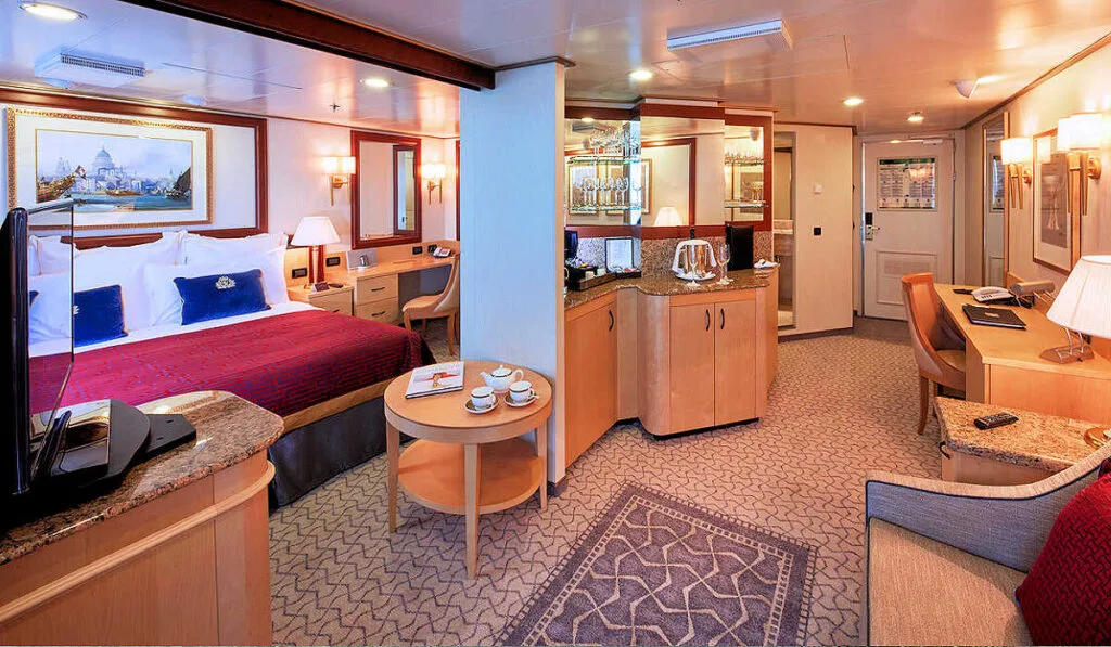 Queen Elizabeth Q4 suite