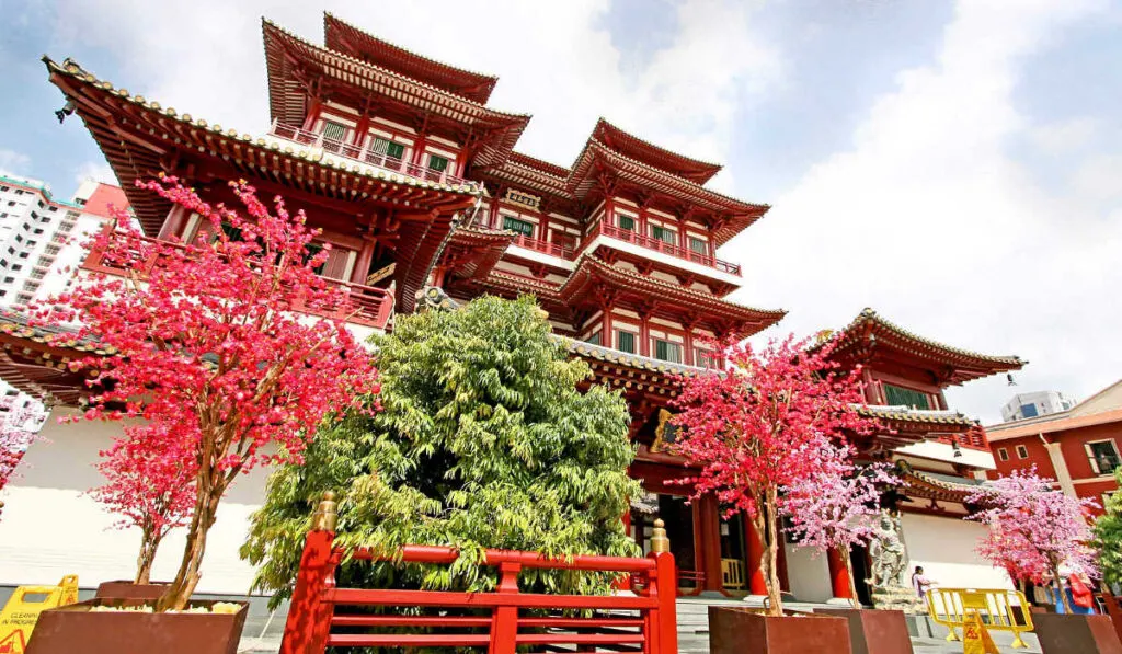 The colorful exterior of the Buddha Tooth Temple