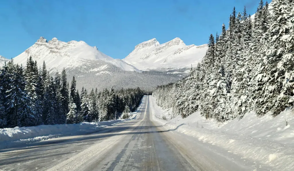 Driving the Icefields Parkway in winter
