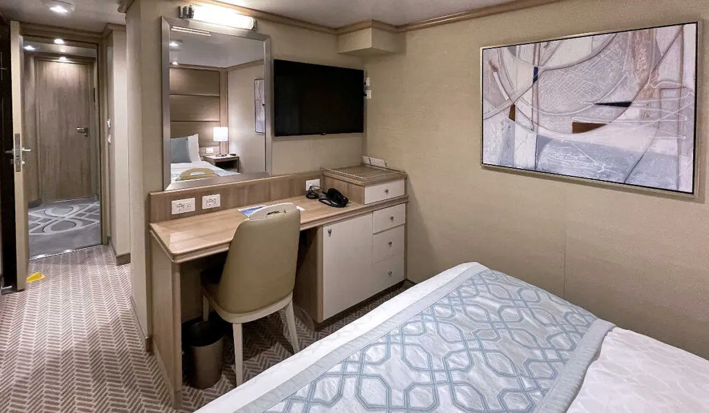 Cruise Inside cabin desk/vanity area